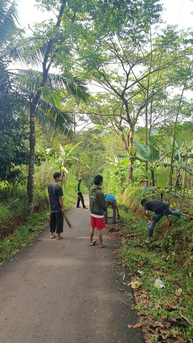 
					Aksi Nyata KKN 03 Institut Almasthuriyah Di Kp. Cipeureu   Desa Hegarmanah Kecamatan Cicantayan Kabupaten Sukabumi dalam Mewujudkan Lingkungan Bersih dan Sehat”