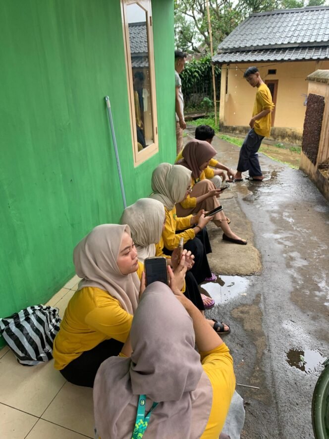 
					Peduli Lingkungan dan Ibadah, Mahasiswa KKN Kerja Bakti di Mushola Al-Hidayah Desa Lembursawah