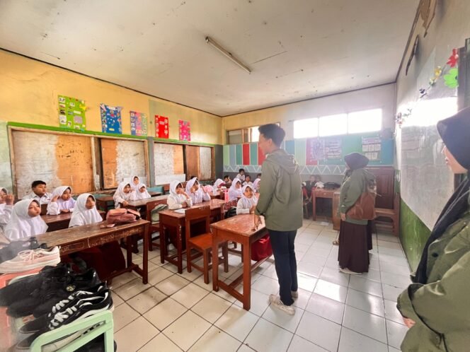 
					Menabur Bakti di MI Pondok Lengsir: Sinergi Mahasiswa KKN Institut Al-Masthuriyah dan Generasi Desa Cisande