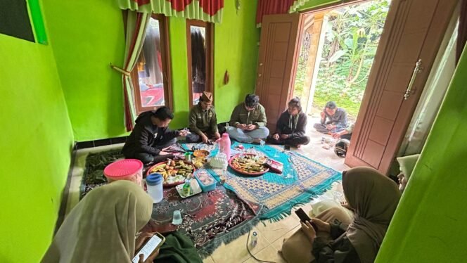 
					Kata sebagai Jejak Pengabdian: Mahasiswa PDD KKN Didorong Menulis Secara Konsisten