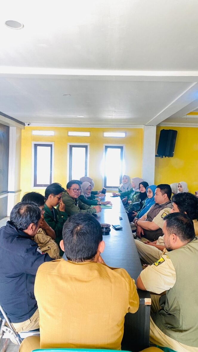 
					Masiswa KKN Institut Al-Masthuriyah Mengajukan Program Kerja ke Kantor Desa Cijalingan Kecamatan Cicantayan