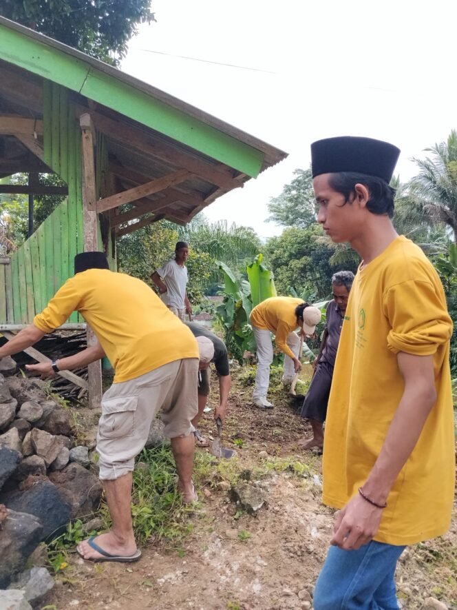 
					Semangat Gotong Royong Warga Bersama Mahasiswa KKN Institut Al-Masthuriyah Bersihkan Kampung Cikareo dan Masjid Al Ikhlas