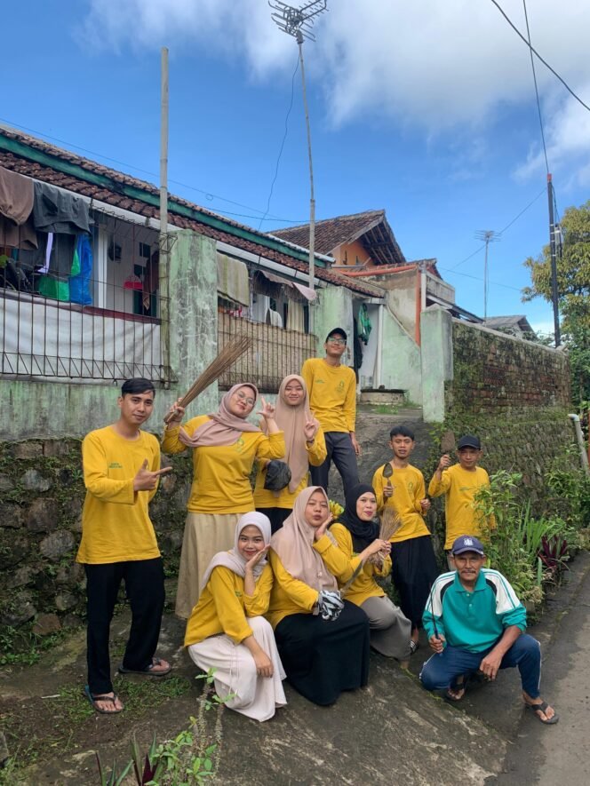 
					Giat Jum’at Bersih Jadi Wujud Kepedulian Mahasiswa KKN Desa Lembursawah terhadap Lingkungan Posko