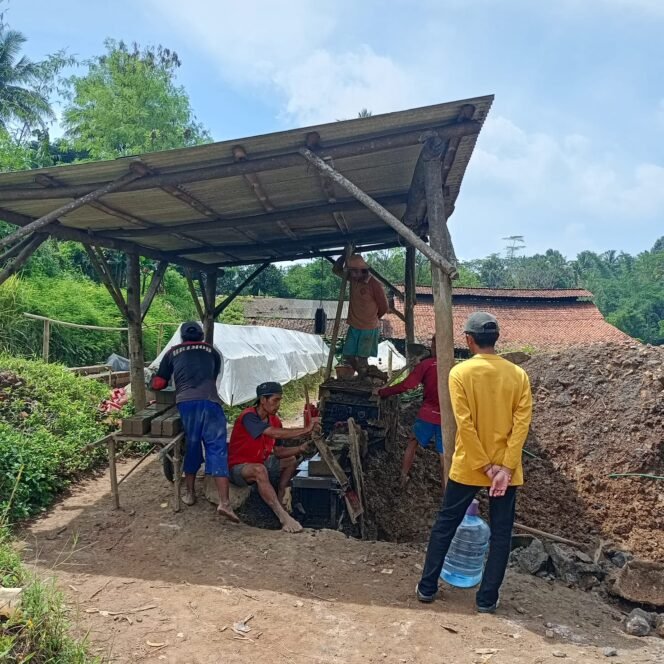
					Menggali Potensi Desa: Mahasiswa KKN Institut Al-Masthuriyah Sambangi Pabrik Batu Bata Merah Dusun 05 Desa Sukadamai