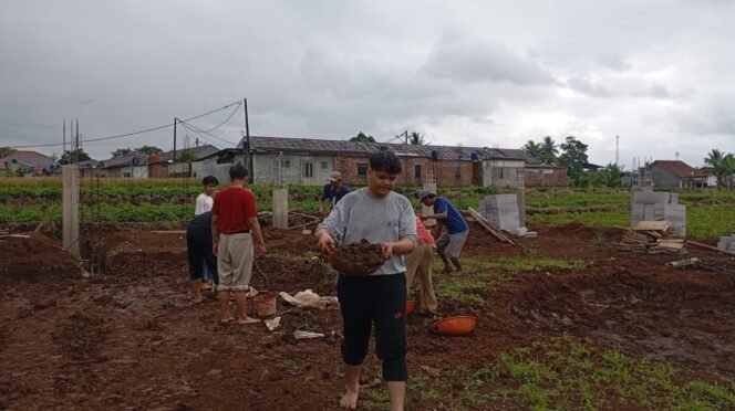 
					“Semangat Gotong Royong Mahasiswa KKN Kelompok 5 Desa Cimahi dalam Pembangunan Koperasi Desa Merah Putih (KDMP)”