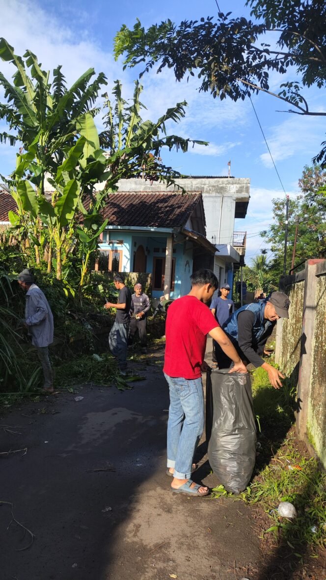 
					“Warga RW 04 Kampung Karadenan Desa Cimahi Gelar Kerja Bakti Jumat Pagi, Mahasiswa Kkn Desa Cimahi Turut Ambil Bagian”.