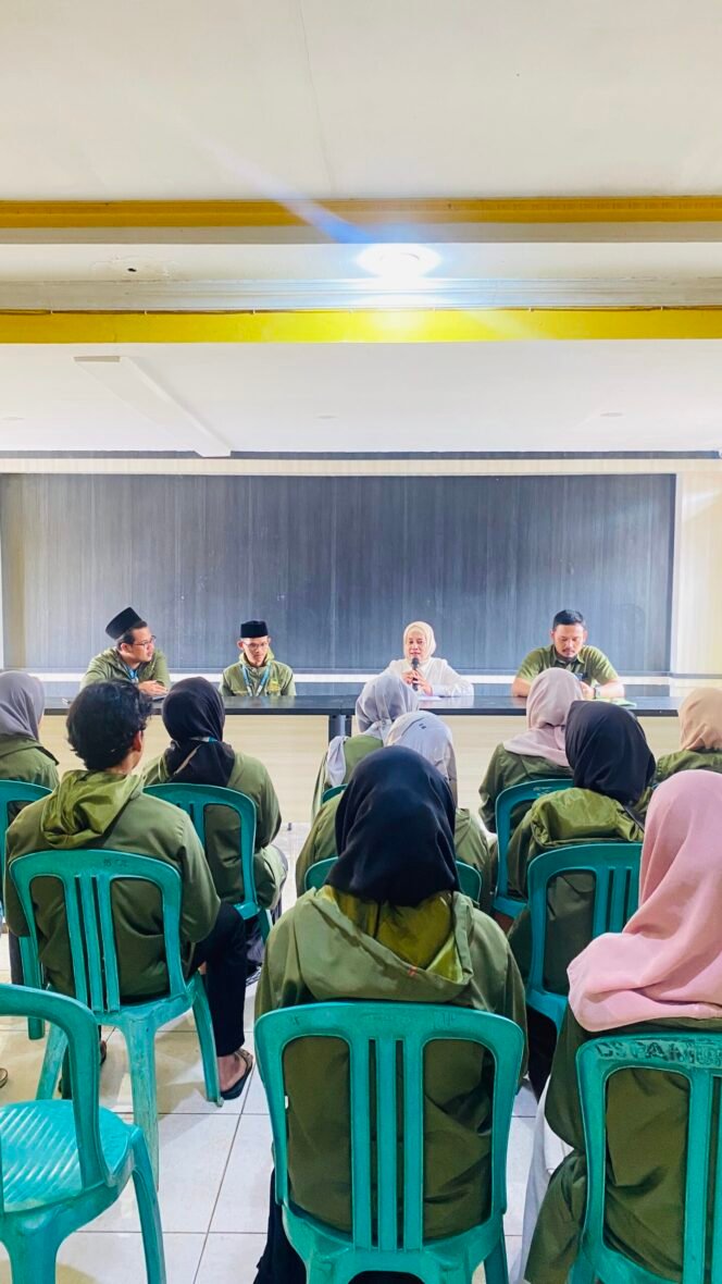 
					Menjalin Silaturahmi dengan Kepala Desa Cijalingan KKN Institut Al-Masthuriyah