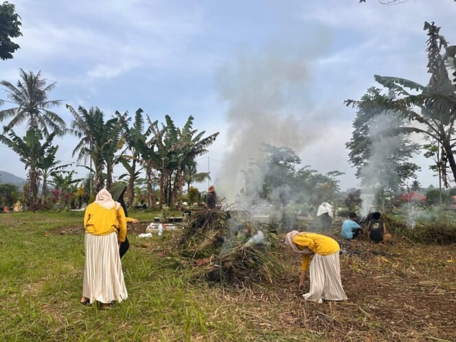 
					Sinergi di Balik Asap dan Debu: Gotong Royong di Desa Cisande Kecamatan Cicantayan