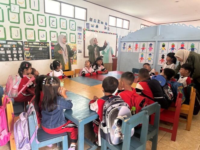 
					Menebar Ilmu di Usia Dini: Pengabdian Mahasiswa KKN di RW 02 Desa Cisande kecamatan Cicantayan