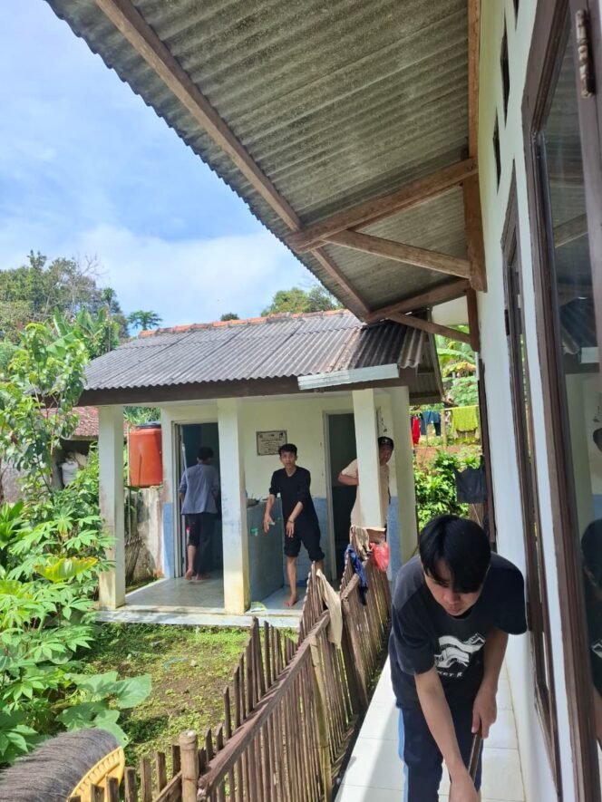 
					Gotong Royong Mahasiswa KKN dan Warga dalam Aksi Bersih Mushola Di Desa Cimanggis, Senin 19 Januari 2026