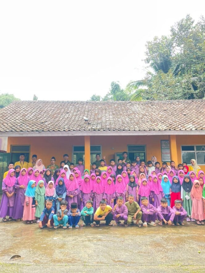 
					Menebar Semangat Belajar : Mahasiswa KKN Dampingi Siswa Di MDTU Nurul Huda Desa Cimanggis , Senin, 12 Januari 2026