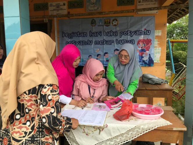 
					Peduli Tumbuh Kembang Anak : Mahasiswa KKN Ikuti Kegiatan Posyandu Mekar Bunga Di Desa Cimanggis, Rabu 14 Januari 2026